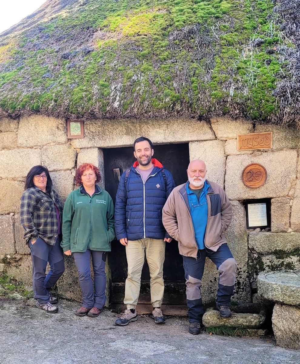 guido_guia's tweet photo. Un nunca esquece as persoas que lle axudaron nos inicios. Lola, Isolina, Fuco, gardiáns da historia do #Piornedo e da historia galega dende os nosos cumios. Nos meus primeiros anos como guía axudáronme moito a organizar excursións pola zona e é sempre unha ledicia visitalos na Palloza Museo Casa do Sesto 🤍