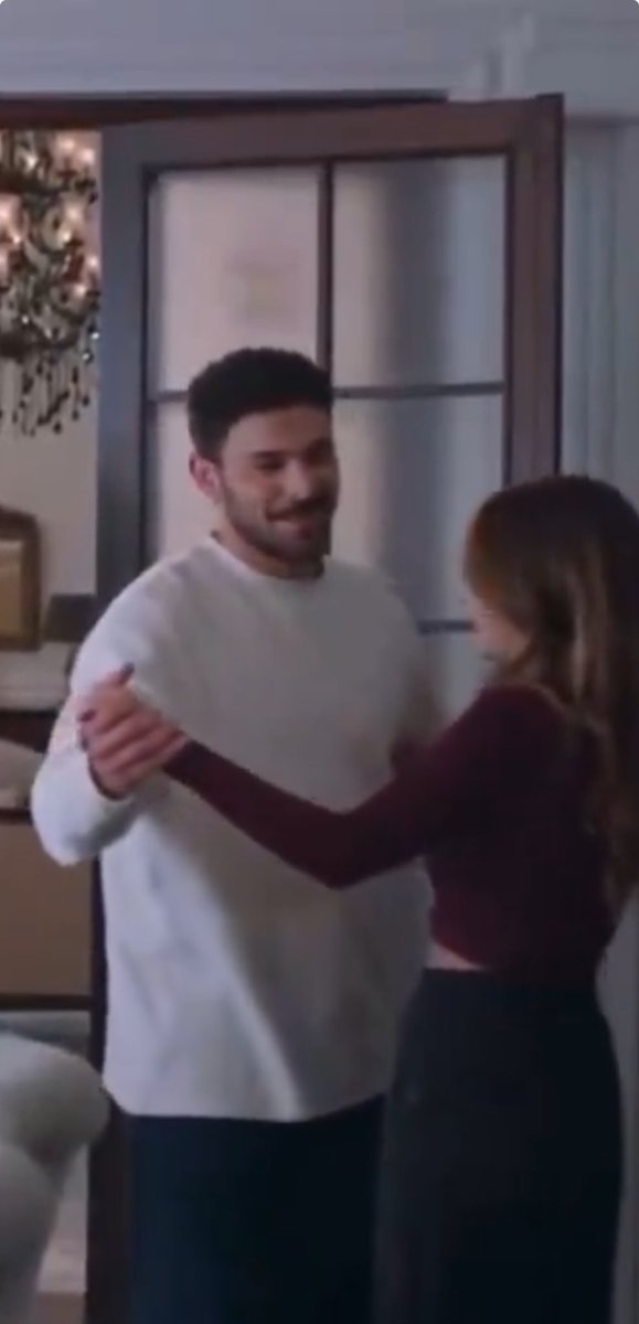 Shiflog's tweet image. How can someone be so good looking and handsome in White and blue pajamas?😭😭😭😭😭😭😭😭
Whiteman♥️
#HalitÖzgürSarı #Yabani