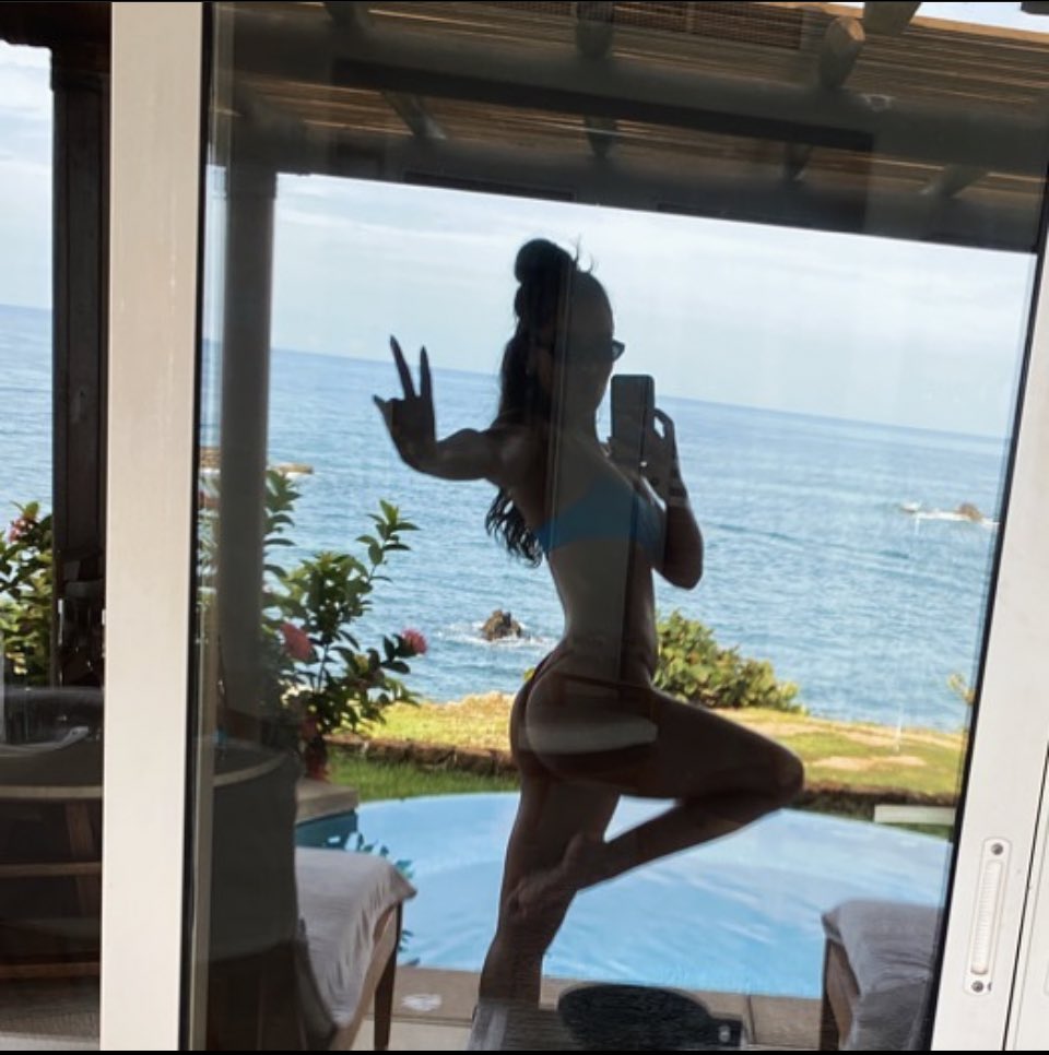 LeahKabl's tweet photo. gracias a mi familia por traerme a Bali, pagarme todo y bla bla
#BaliBaby https://t.co/c04AgzXsTe