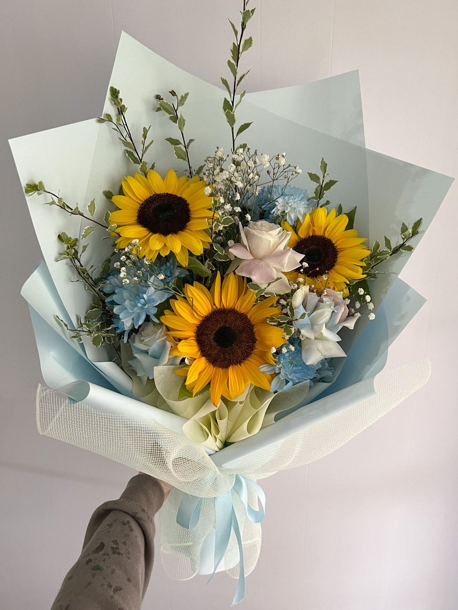 heart_jpg's tweet photo. pretty bouquet 🌻 https://t.co/KBkX40fJWU