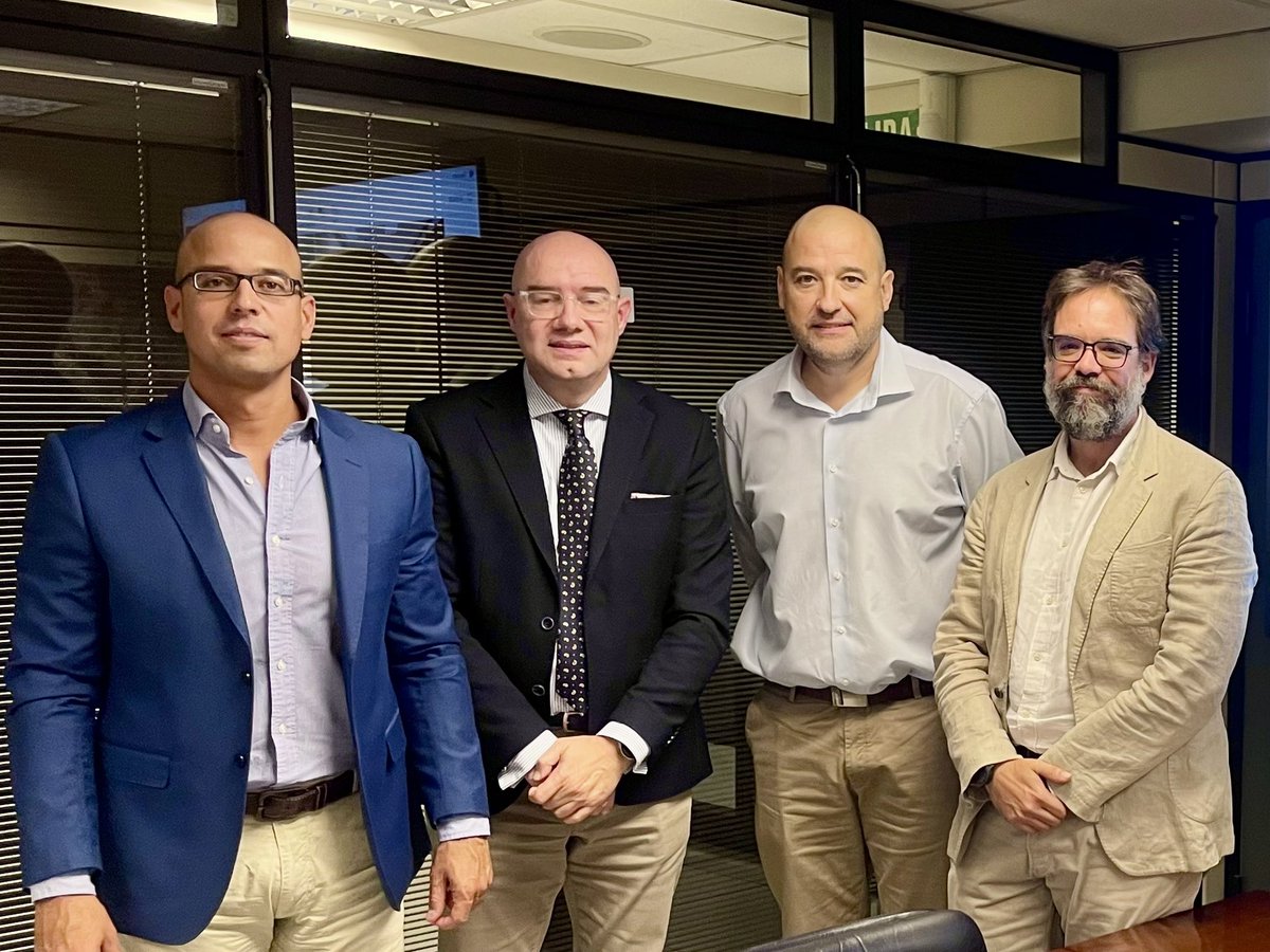 AVE_CyL's tweet photo. Y gracias también al Secretario General de Movilidad de @transportesgob Alvaro Fdez. Heredia @Transxte, por su apoyo y trabajo. Sabe que puede contar con nosotros para trabajar por un sistema de abonos razonable y sostenible, que equilibre territorial y socialmente España. https://t.co/jLLxNv9z79