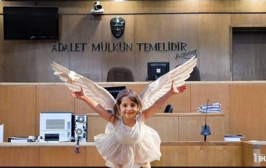 Aynı evrende yaşamamalı 
cellatlar ve çocuklar; 
Ya ölmeli cellatlar, 
ya da hiç doğmamalı çocuklar."

Huzur içinde uyu... #Narin

#Narin