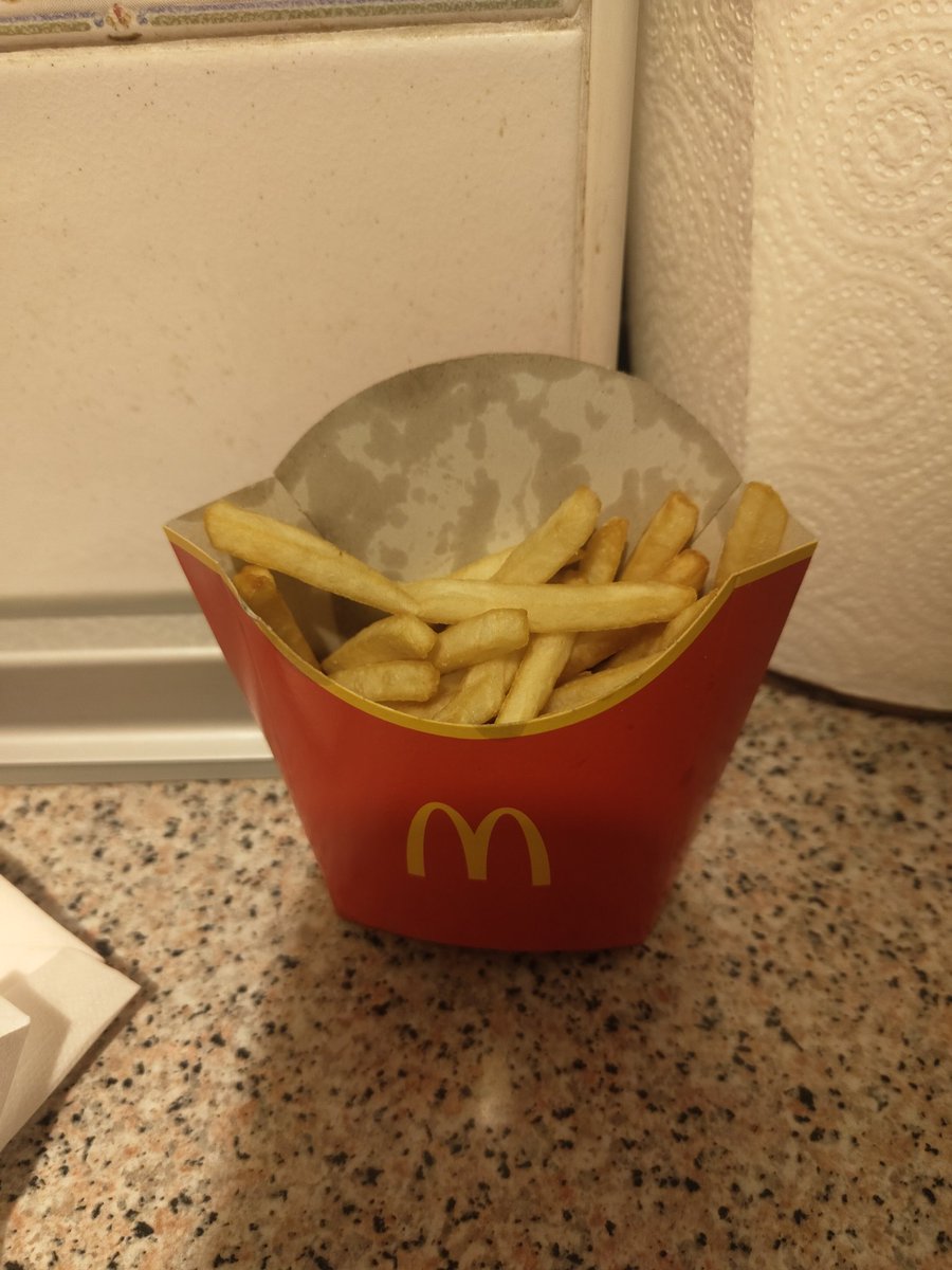 Ina_Rainbowpoo's tweet photo. @ubereats_es Faltan productos y otros están mal, vuestra respuesta es que "sabéis lo frustrante que es y que ponga una valoración a mcdonalds". Váis a darme alguna solución o tengo que ir a denunciaros?
Faltan 2 de patatas, unas medio vacías y el mcpollo sin lechuga lleva lechuga https://t.co/BNP6awJs5Y