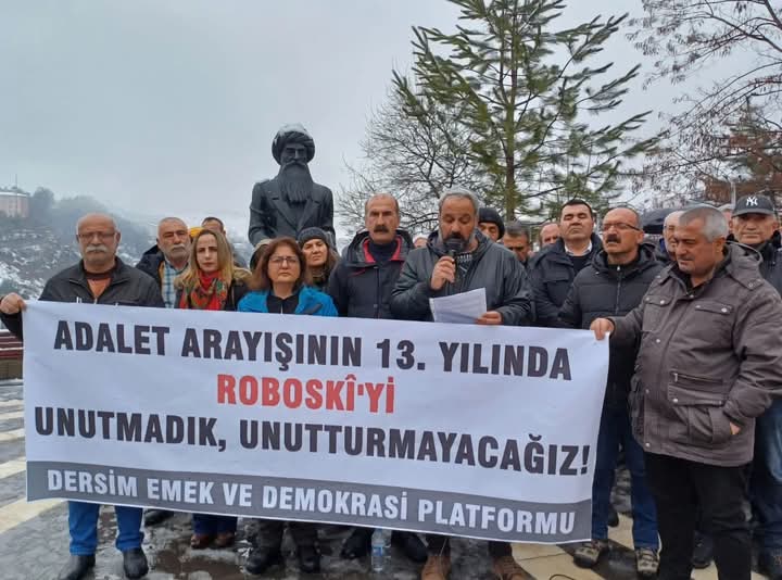 kahramanyurukk's tweet image. Vurulmuşum
Dağların kuytuluk bir boğazında
Vakitlerden bir sabah namazında
Yatarım
Kanlı, upuzun
Vurulmuşum
Düşüm, gecelerden kara
Bir hayra yoranım çıkmaz
Canım alırlar ecelsiz
Sığdıramam kitaplara
Şifre buyurmuş bir paşa
Vurulmuşum hiç sorgusuz, yargısız
A. A
#Roboskiicinadalet