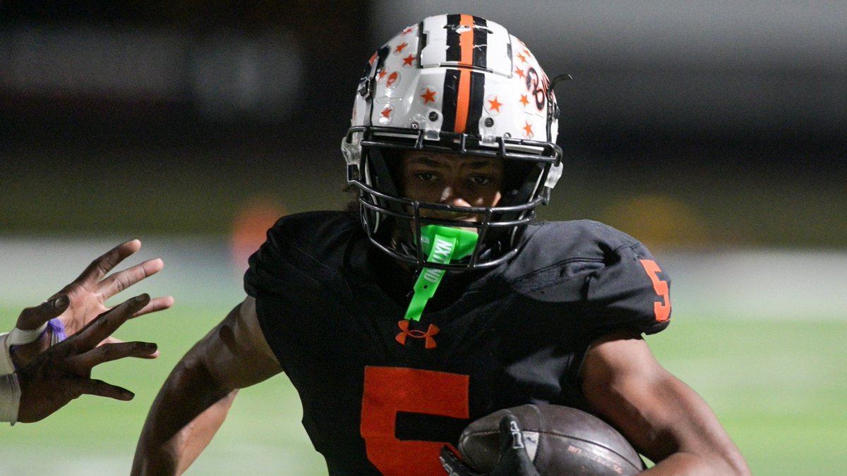Nominees for the 2024 Star-Telegram Readers' Choice Offensive Player of the Year (3/3). #txhsfb

Darrion Bowers, RB, Bowie
Vudrico Roberson, RB, Haltom
Raycine Guillory, RB, Aledo
JT Harris, RB, Euless Trinity
Maguire Gasperson, QB, Argyle

VOTE: star-telegram.com/sports/dfwvars…