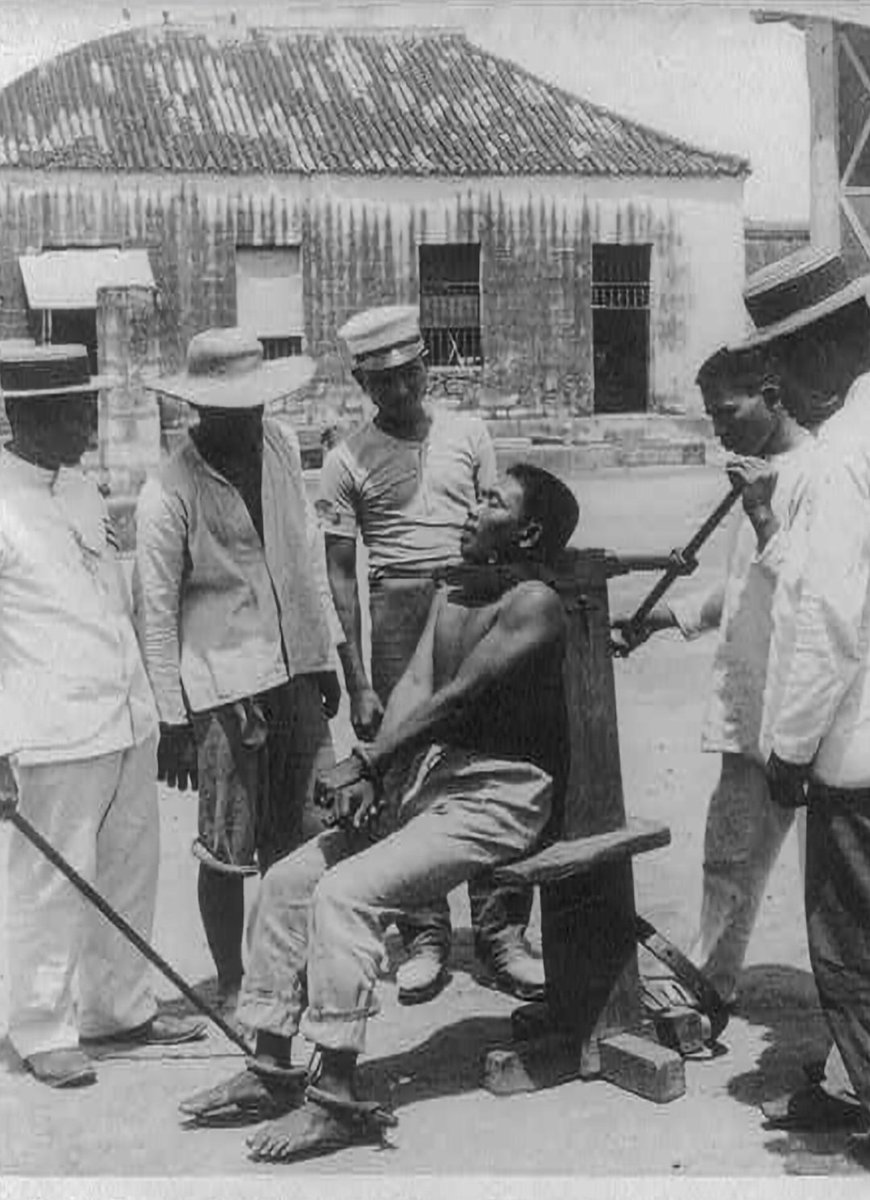 Vinod_r108's tweet image. Thread of most Heart-Breaking horrific Moments in History Right Before Disaster Strikes 🧵

⚠️(Don`t open if you are soft-hearted)

1. Just a moment before the execution,