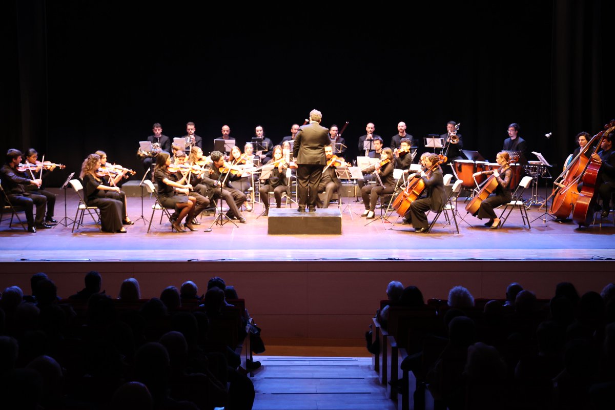 Arroyomolinos's tweet photo. Bajo la batuta de Manuel Tévar, la 'Atlántida chamber orchestra' ha ofrecido en la tarde de hoy el concierto de año nuevo en el auditorio municipal.

El Gobierno municipal de #Arroyomolinos ha asistido a un evento que se ha convertido en tradición en la programación de Navidad. https://t.co/tgnUmm7DXK