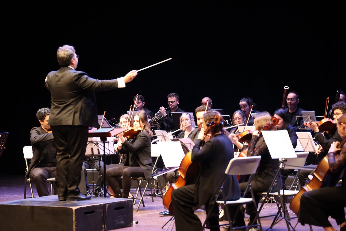 Arroyomolinos's tweet photo. Bajo la batuta de Manuel Tévar, la 'Atlántida chamber orchestra' ha ofrecido en la tarde de hoy el concierto de año nuevo en el auditorio municipal.

El Gobierno municipal de #Arroyomolinos ha asistido a un evento que se ha convertido en tradición en la programación de Navidad. https://t.co/tgnUmm7DXK