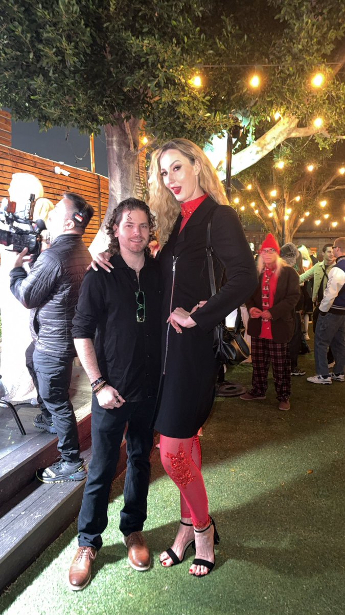 blackeyyy18's tweet image. Casually standing beside the tallest model in the world 👀 #imnotshort @LisinaEkaterin9