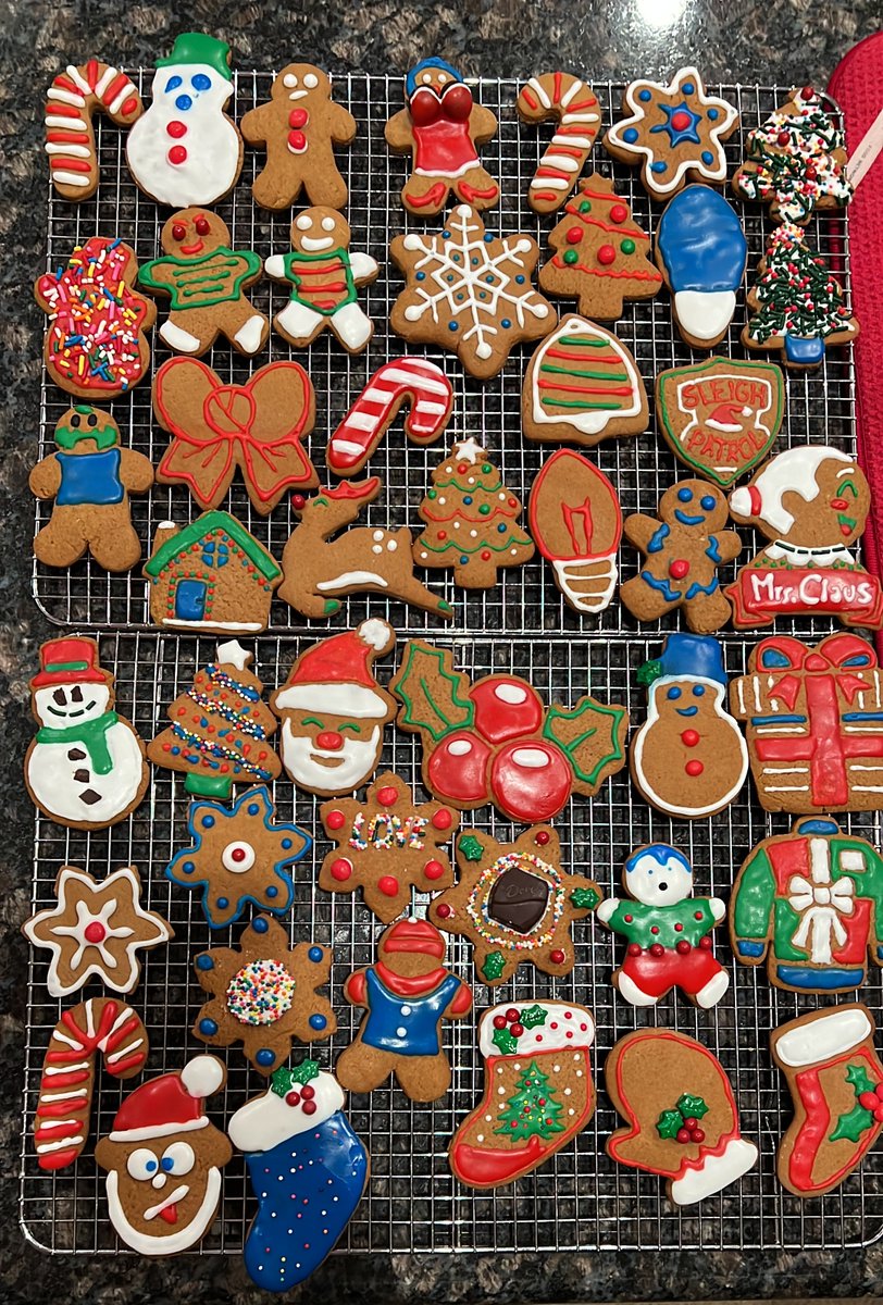 After a cozy holiday full of baking, barks and💕we wanted to share our gingerbread creations with you!

They were almost too cute to eat! Almost😈
But we saved you the best part! A calorie-free sweet tease!🍪🎄💖

*Special cameos: Pop, #StormyDaniels and one f*ckin' ugly sweater!