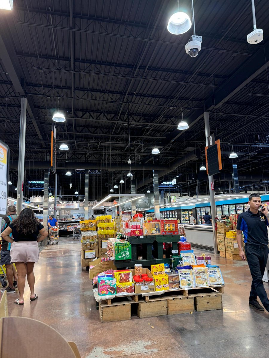 AnnaOnlyL's tweet image. Empty fridge? Time to go to the supermarket to restock!#supermarket #shopping