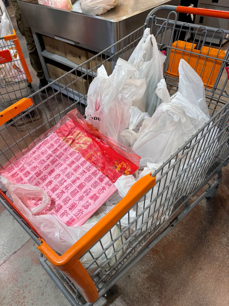 AnnaOnlyL's tweet image. Empty fridge? Time to go to the supermarket to restock!#supermarket #shopping