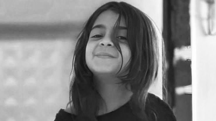 Narin ne yazık ki artık yok… Onu 8 yaşında bu hayattan koparanlar için karar günüydü bugün. Annesi, ağabeyi, amcası demek bile vicdanımı sızlatıyor, içimi acıtıyor… Sebebi meçhul bir karar.
Yattığın yer seni incitmesin Narin… 🥀