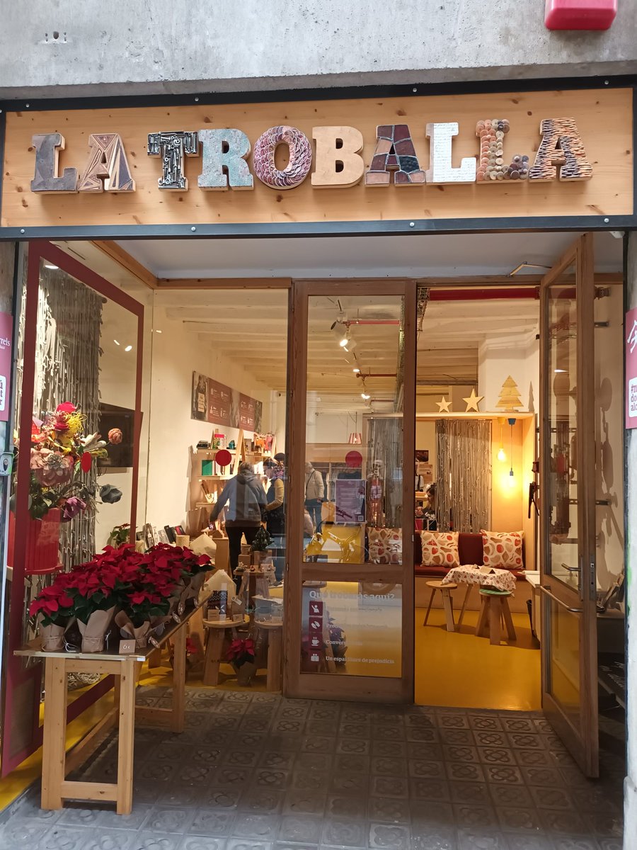 A la botiga d’Arrels trobes productes elaborats per persones que viuen o han viscut al ras i artistes compromesos amb la causa. Els beneficis es destinen als nostres projectes per seguir oferint serveis útils i allotjament estable a persones sense llar.
arrelsfundacio.org/botiga-artiste…