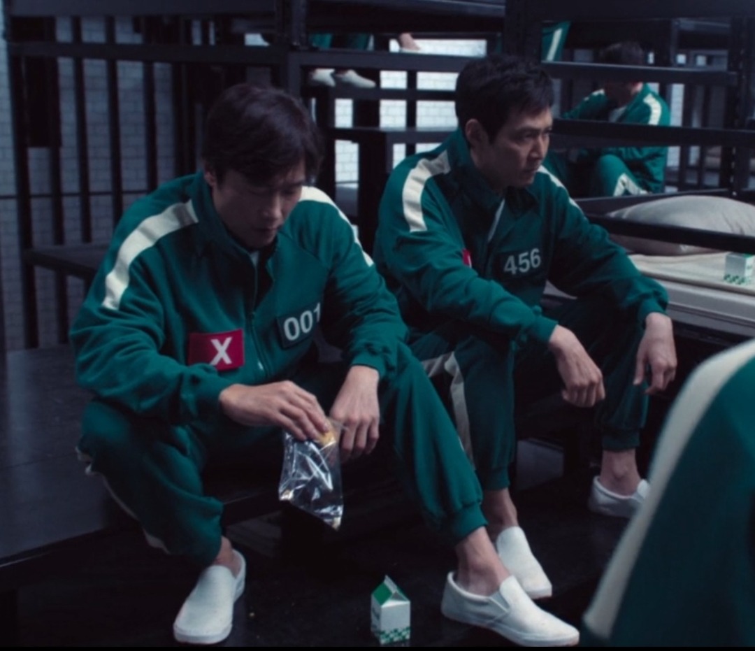 Un alfa y un Omega sentados tristes porque no pueden estar juntos debido a sus ideologías diferentes
#SquidGame2  #ElJuegoDelCalamar