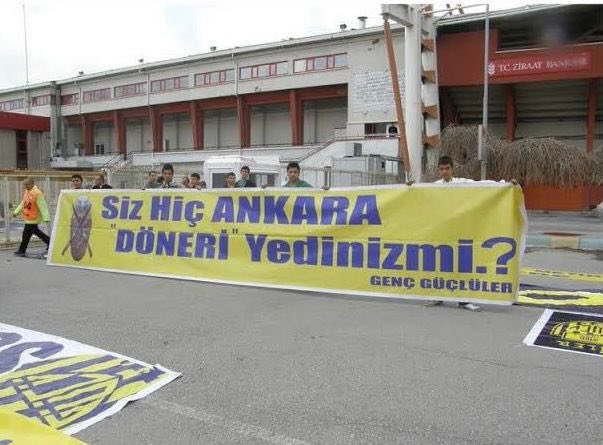 gencgucluler's tweet photo. TÜM ANKARAGÜCÜ TARAFTARLARINA

Bilindiği üzere, 11 Ocak 2025 tarihinde Diyarbakır Stadyumu’nda oynayacağımız Amed SK maçı öncesi iki tarafın taraftarlarının sosyal medya üzerinden atıştığını ve ortamı gerecek ifadeler kullandığını görmekteyiz. Bu durumun kimseye faydası olmayacağı gibi yalnızca gereksiz gerginlik yaratmaktadır.

Amed SK taraftarına çağrımız şudur:
Diyarbakır, Türkiye Cumhuriyeti Devleti'nin en güzide şehirlerinden biridir. Siz bizi misafir edin, ciğerinizi yiyelim; biz de sizi misafir edelim, dönerimizin tadına baktıralım.

Ankaragücü taraftarına uyarımız:
Unutulmamalıdır ki Ankaragücü, tarihin hiçbir döneminde boyun eğmemiş bir camiadır. Taraftarı da her zaman dimdik ayakta ve takımının arkasındadır. “Gitmeyeceğimiz yer yok, gidip de çıkamayacağımız yer hiç yok!” Bu duruşu akıldan çıkarmadan, gereksiz provokasyonlara kapılmadan hareket edilmelidir. Unutmayın, Ankaragücü camiasının vakarını ve gücünü sahada da tribünde de göstermenin yolu sağduyudan geçer.

Maç günü tüm taraftarlarımızı, takımımızın yanında dimdik durmaya davet ediyoruz. Bekle Diyarbakır, geliyoruz!

GENÇ GÜÇLÜLER
#Ankaragücü #GençGüçlüler