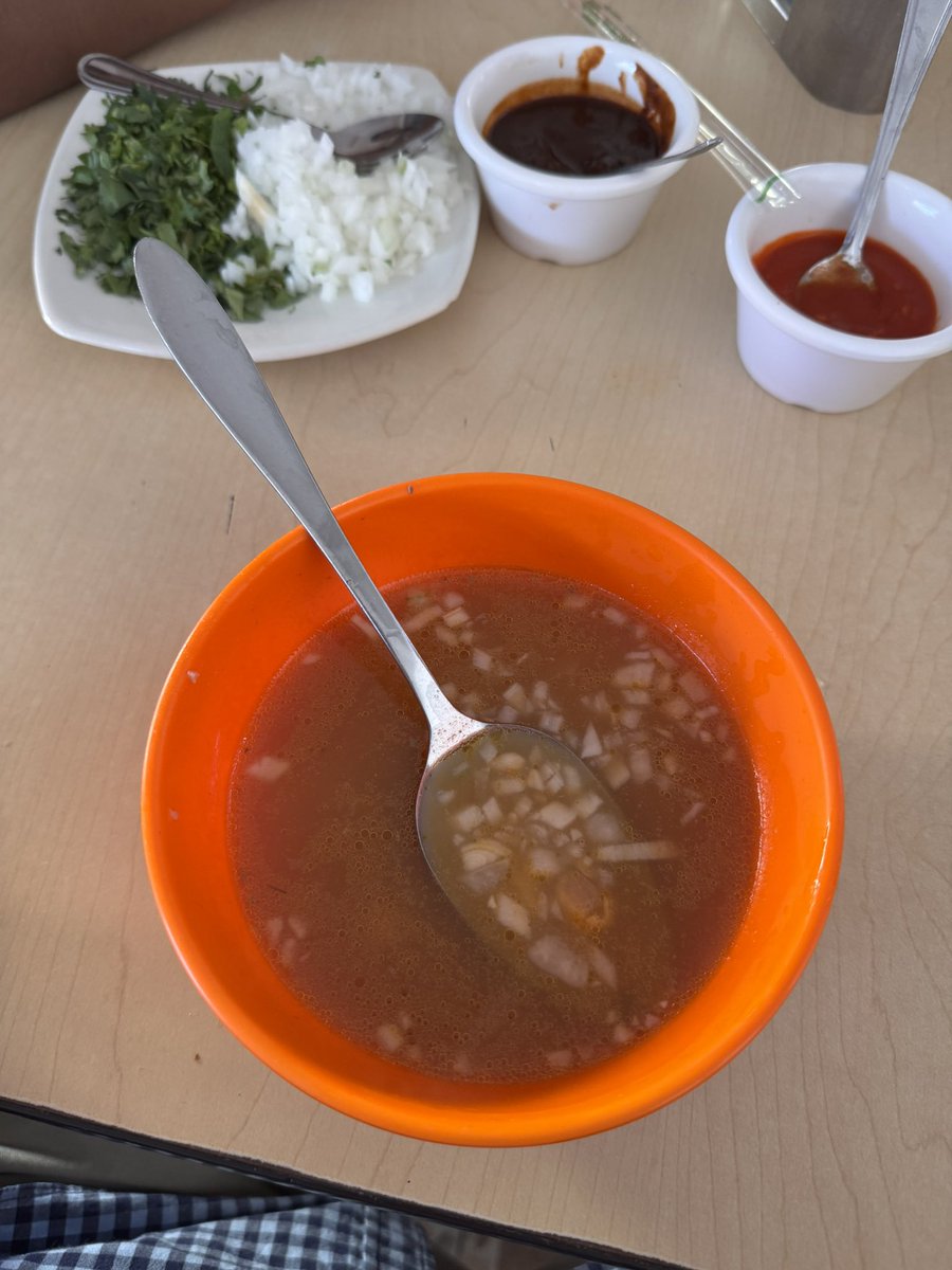 MatamorosGuridi's tweet photo. Hace un rato el almuerzo… #Barbacoa #Consome #TacosFritos #Consome #BoingDeMango #DesayunoDeCampeon https://t.co/jRWa5teKIy