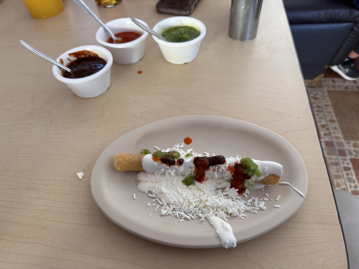 MatamorosGuridi's tweet photo. Hace un rato el almuerzo… #Barbacoa #Consome #TacosFritos #Consome #BoingDeMango #DesayunoDeCampeon https://t.co/jRWa5teKIy