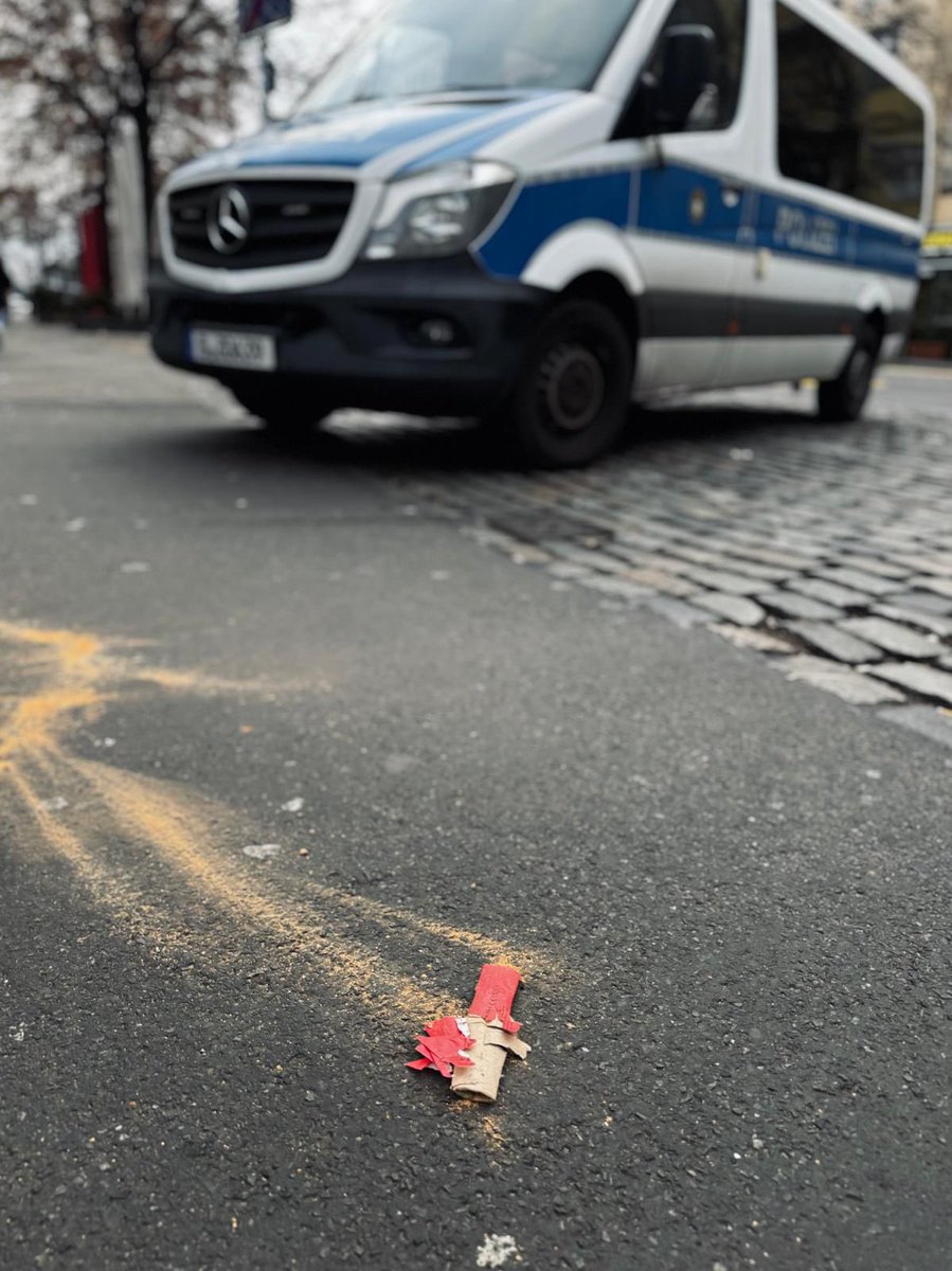 Djeron7's tweet photo. Heute waren gut 25 Kolleg. @polizeiberlin (A27 und A28) und das OA @BA_Mitte_Berlin behördenübergreifend unterwegs und haben ein paar Geschäfte in Sachen Pyrotechnikverkauf durchleuchtet, in sieben alles sauber, bei einem gab es reichlich illegales Zeug #excellentjob https://t.co/VF2W3AdtYX