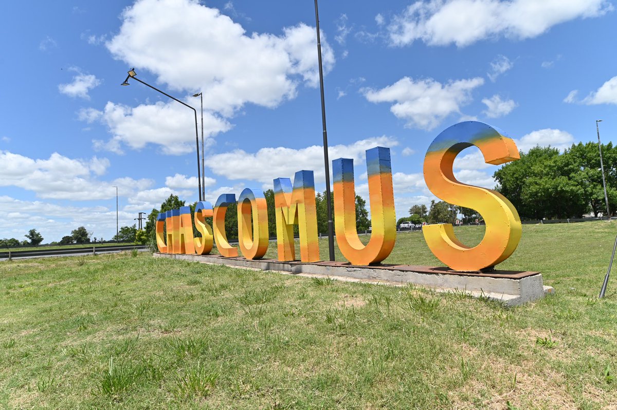 Ahora nuestros atardeceres también están reflejados en la entrada a #Chascomús 🌅🧡

🪄 Los chicos del programa Envión del San Cayetano lo pintaron con los profes Guille Helman, Nair Etchart y Rafa Aldatz 

¿Ya lo habías visto? 🤩 Contanos qué te pareció! 

#ChascomúsEntreTodos