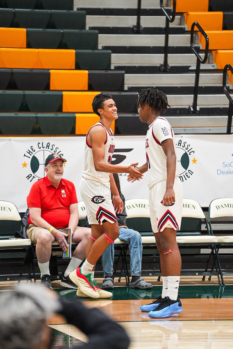 GregStein02's tweet image. Corona Centennial 66 Parish Episcopal 58

@ClassicAtDamien 

Slim Rogers starts hot (16 1st Q pts) and stays hot as he finishes with 40 pts in the Huskies win Saturday morning 

Panthers led by the Almuttar twins who combined for 38 pts in the absence of G’s Batz and Dalcour