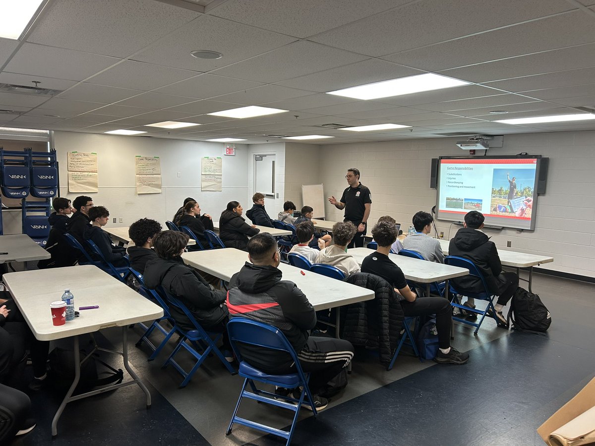 davidb19801's tweet photo. Talented young group of match officials taking the new @CanadaSoccerEN Entry Level course. Thanks to @Oakville_Soccer for hosting. Exciting year ahead for refereeing! @OntarioIsSoccer https://t.co/cIEnxYjEVG