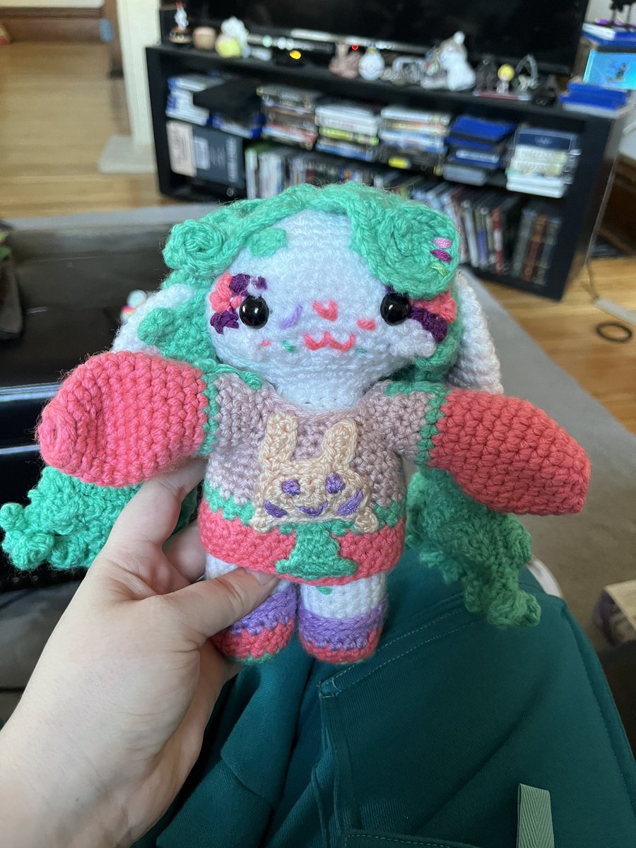 lolliedew's tweet photo. EVA MADE ME INTO A CROCHET PLUSHIE AHHHH 🥺💕🍬☁️

#DEWdles https://t.co/opWpadYws7