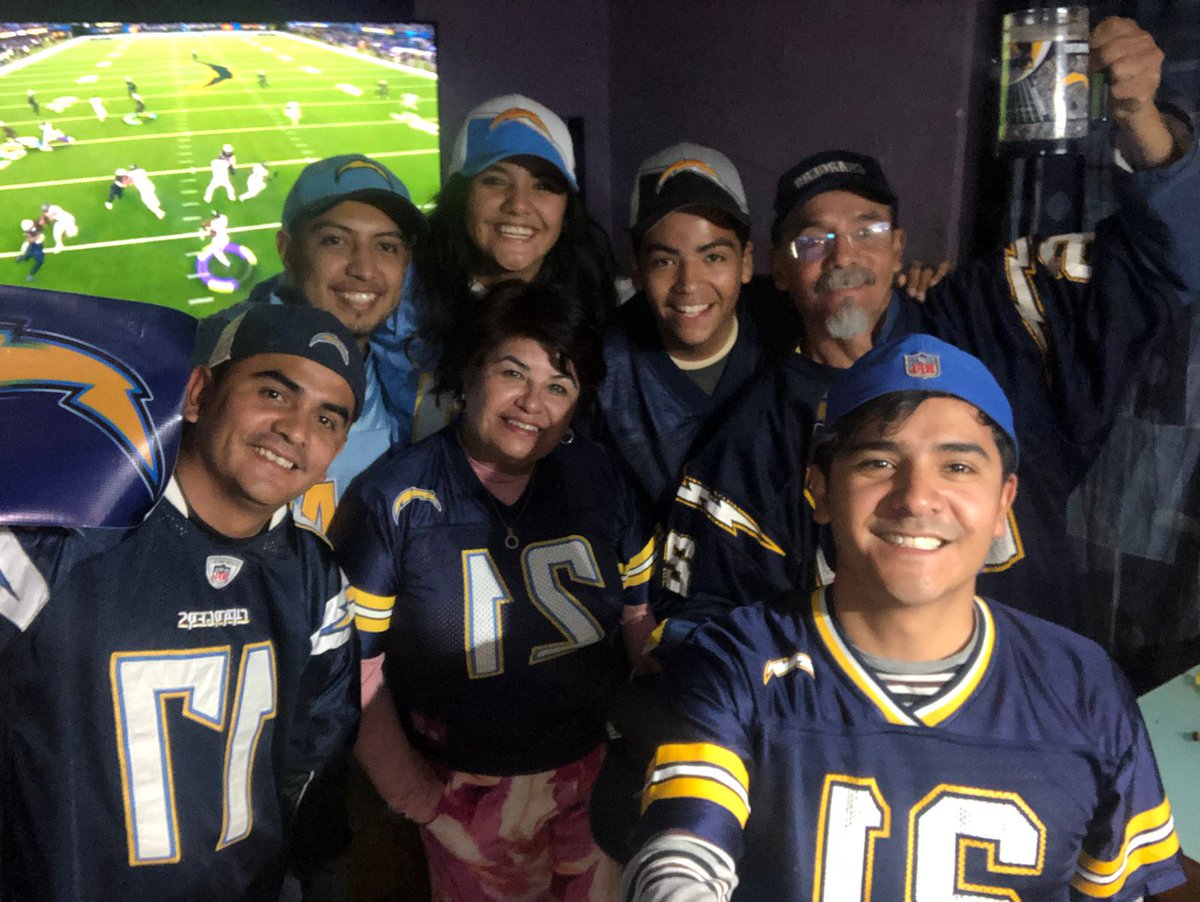 DemEspinosa (@espinosadem) on Twitter photo #NFLenTelevisa  ❤⚡🏈 #NFLenTelevisa  ❤⚡🏈