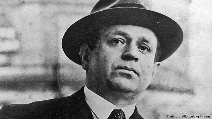 »Die menschliche Dummheit ist international.«

Kurt Tucholsky