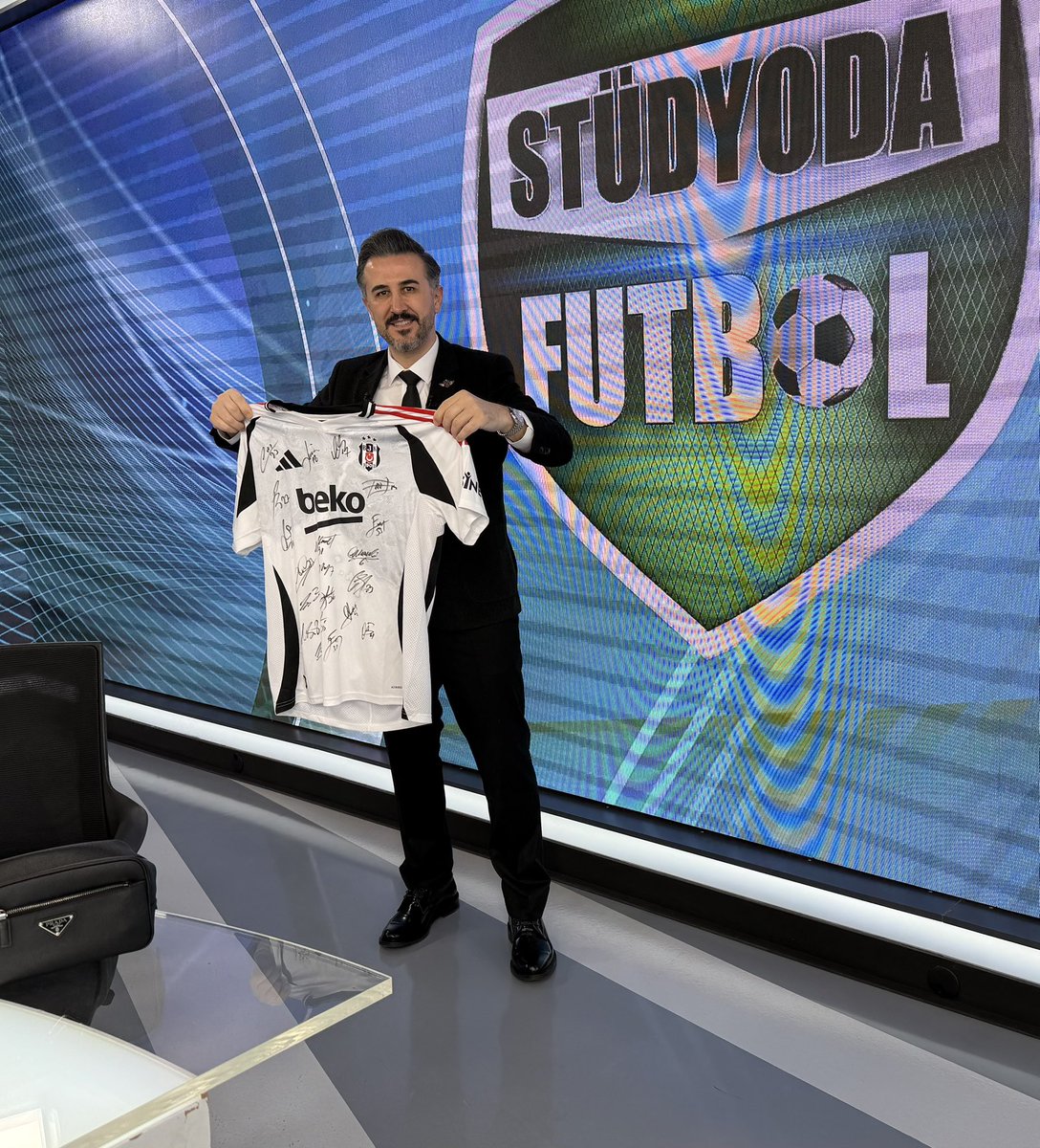 Bu paylaşımı rt eden, yoruma #TGRTseçim yazanlar arasından bir kişiye, görseldeki tüm takım imzalı forma hediye edilecek.🦅