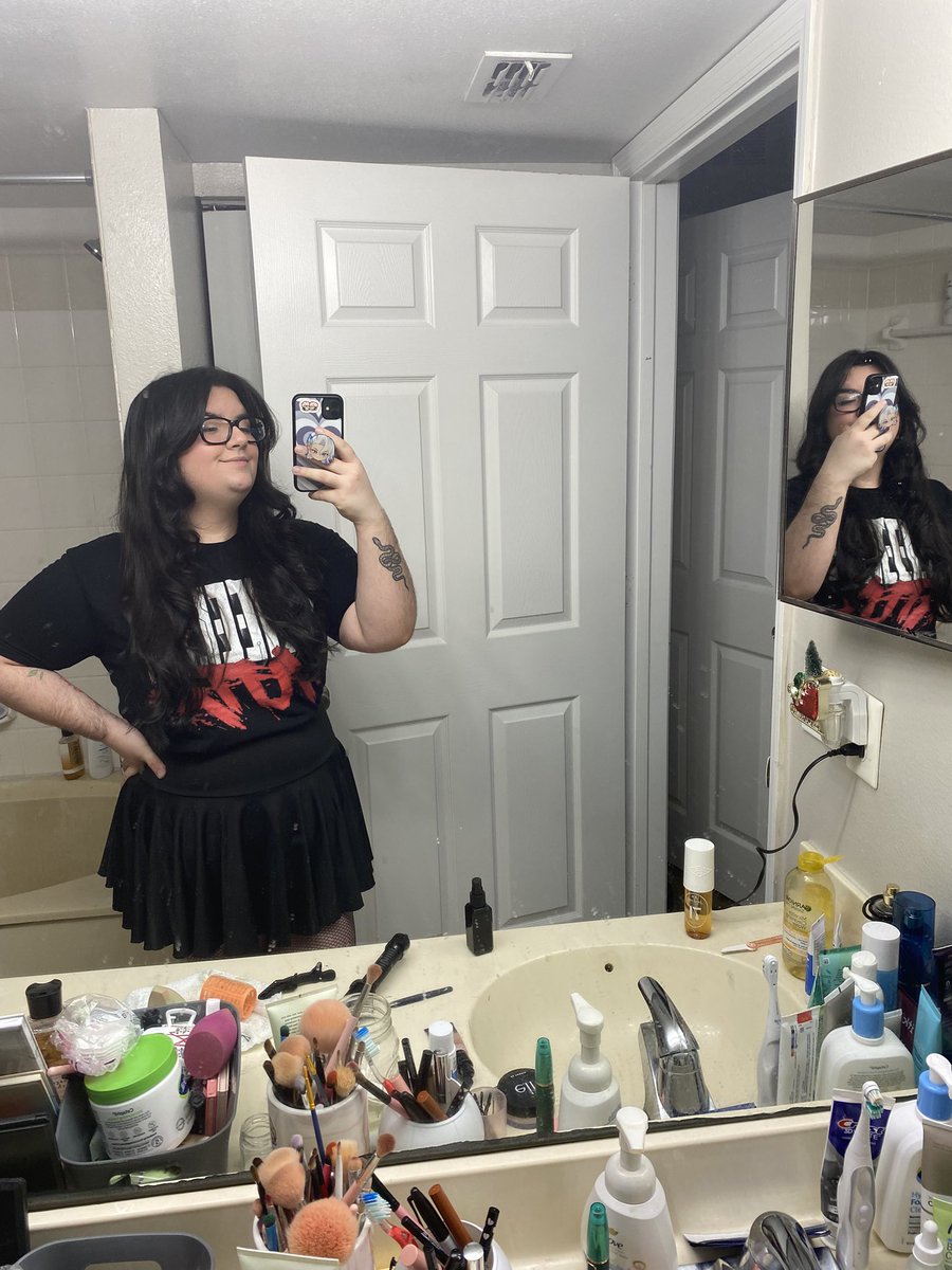 YaBoiSam_'s tweet image. Headed to Worlds End tonight is bitter sweet. It’s been a month since I lost my mom and it doesn’t get easier, but she wouldn’t want me to stop going. So today is for her, ima enjoy it. And I gotta rep @WheelerYuta  ❤️ Also don’t make fun of me for my signs 😭 #AEWWorldsEnd