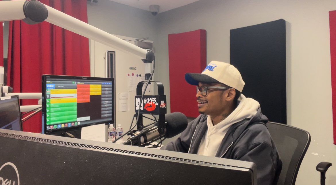 binessman_e's tweet photo. Salute 🫡 my good brova
@onairproblemm for having me up @939WKYS my on air interview about my final album #cantdenymyhustlelp airs live tomorrow 12/29 at 7:30pm &amp; 9pm tune in @LikebloodEnt_ 

“Can’t deny my hustle” OUT NOW - https://t.co/kiTnbafsCZ https://t.co/t8tGRL5Do1