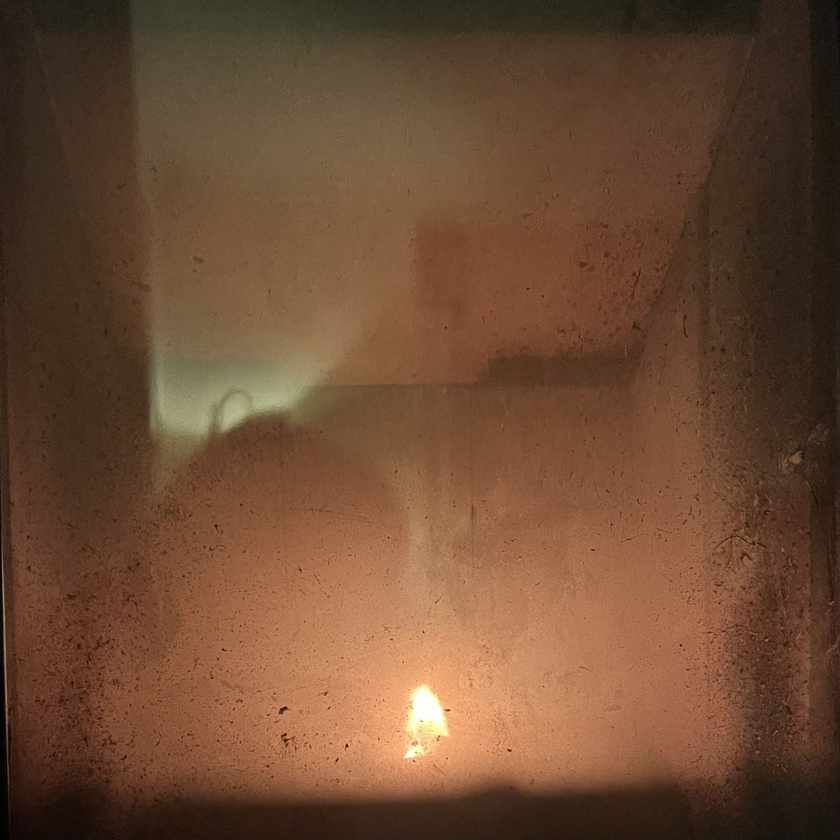 Ich will das so laut! Dots on the screen. Tomorrow, I will develop four analog films. New photos coming soon! Have a great night! 

#low #saturdaynight #listentomusic #photooftheday