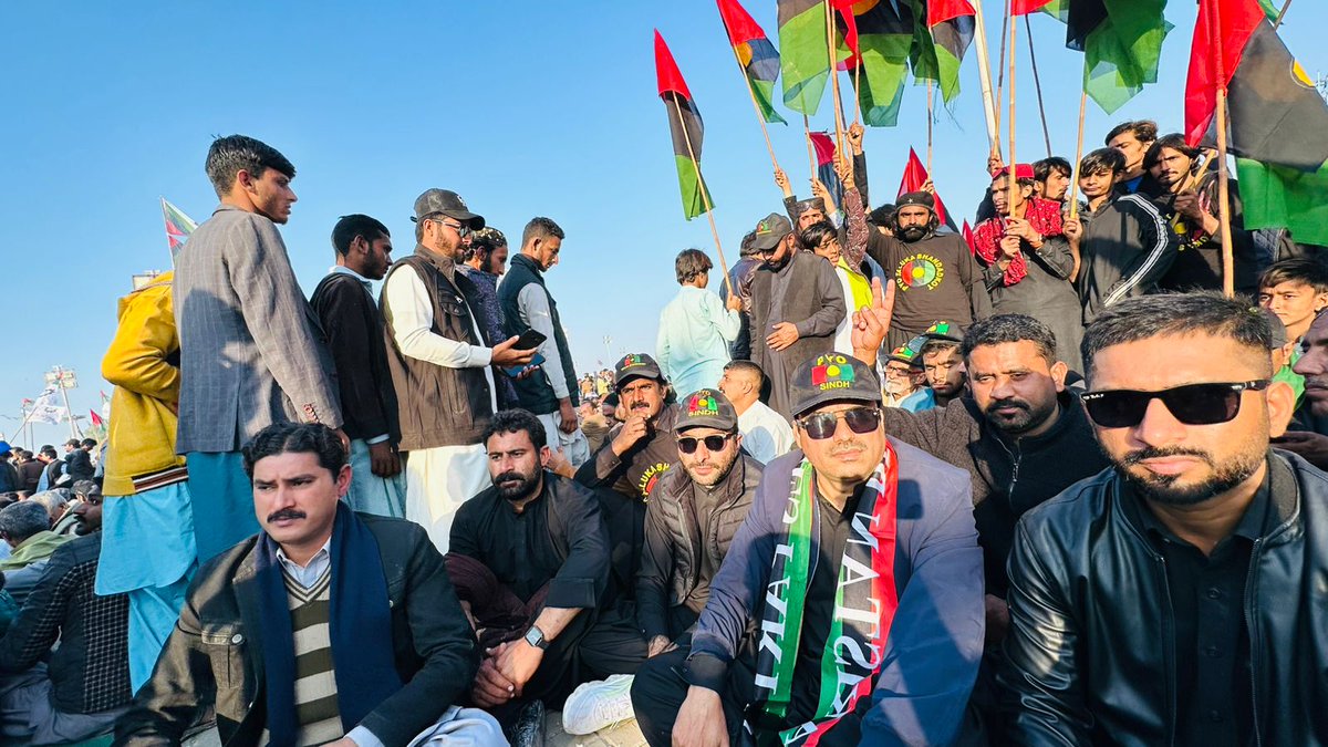 NawazkLaghari's tweet image. Peoples Youth Organization (PYO) Distt Kamber Shahdadkot Paid tribute to Daughter of East Shaheed Muhtarma Benazir Bhutto on her 17th martyrdom anniversary at Garhi Khuda Bux Bhutto

 #SalaamBenazir

@BBhuttoZardari @AseefaBZ 
@JavedNLaghari