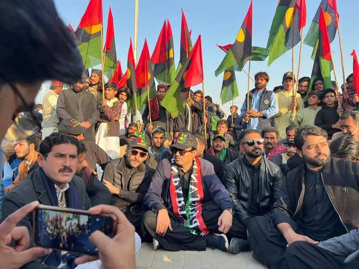NawazkLaghari's tweet image. Peoples Youth Organization (PYO) Distt Kamber Shahdadkot Paid tribute to Daughter of East Shaheed Muhtarma Benazir Bhutto on her 17th martyrdom anniversary at Garhi Khuda Bux Bhutto

 #SalaamBenazir

@BBhuttoZardari @AseefaBZ 
@JavedNLaghari