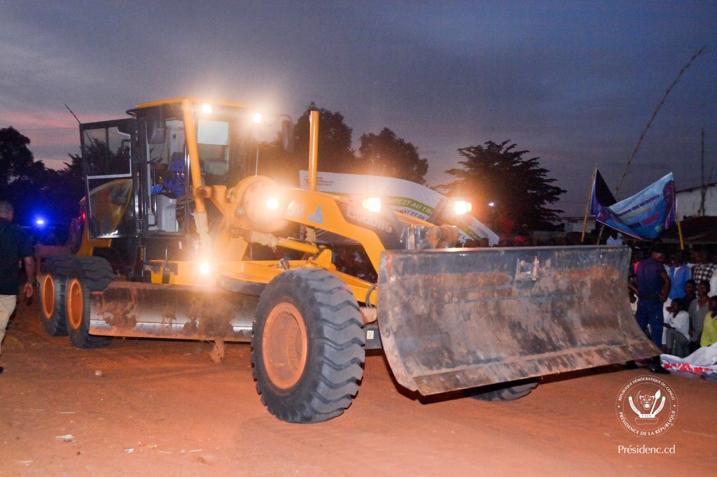 Presidence_RDC's tweet photo. #Itinerance #GrandKasai | Ce samedi à #Mbujimayi, le Président Félix Tshisekedi 
a procédé au lancement des travaux de modernisation de la route nationale No 2.  Ce tronçon long de 280 kilomètres, comprenant l’axe routier MbujiMayi-Kabinda-Mbanga sera totalement asphalté au terme du chantier. 

Bénéficiant d’un financement de la Banque mondiale, « ces travaux sont réalisés dans le cadre du Projet d'Appui à la connectivité et au transport (PACT) », a indiqué le ministre des infrastructures Alexis Gisaro. 
« Le projet PACT a pour objectif d'assurer la connectivité pérenne entre les parties centre et Est de la #RDC, à travers le bitumage des tronçons routiers MbujiMayi -Kabinda-Kasongo-Bukavu et Kanyabayonga-Butembo, sur une longueur totale de 1.180 kilomètres, pour un coût global de 1,5 milliard de dollars américains ». 

PACT est un projet routier particulier qui prévoit la pose des fourreaux de fibre optique, en même temps que la construction de la route, pour permettre une connectivité non seulement routière mais aussi numérique.