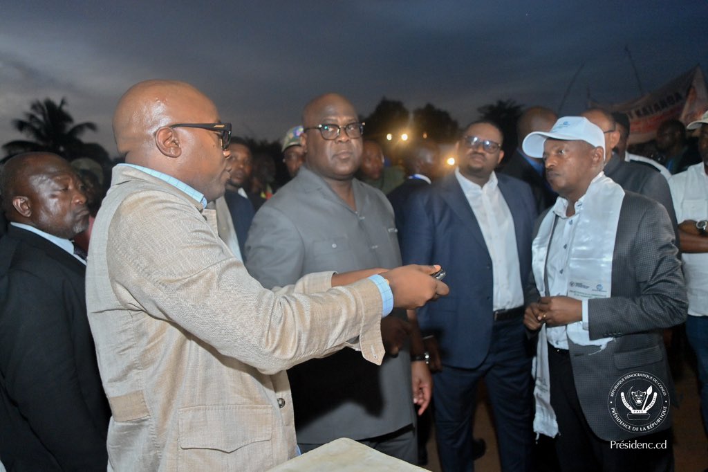 Presidence_RDC's tweet photo. #Itinerance #GrandKasai | Ce samedi à #Mbujimayi, le Président Félix Tshisekedi 
a procédé au lancement des travaux de modernisation de la route nationale No 2.  Ce tronçon long de 280 kilomètres, comprenant l’axe routier MbujiMayi-Kabinda-Mbanga sera totalement asphalté au terme du chantier. 

Bénéficiant d’un financement de la Banque mondiale, « ces travaux sont réalisés dans le cadre du Projet d'Appui à la connectivité et au transport (PACT) », a indiqué le ministre des infrastructures Alexis Gisaro. 
« Le projet PACT a pour objectif d'assurer la connectivité pérenne entre les parties centre et Est de la #RDC, à travers le bitumage des tronçons routiers MbujiMayi -Kabinda-Kasongo-Bukavu et Kanyabayonga-Butembo, sur une longueur totale de 1.180 kilomètres, pour un coût global de 1,5 milliard de dollars américains ». 

PACT est un projet routier particulier qui prévoit la pose des fourreaux de fibre optique, en même temps que la construction de la route, pour permettre une connectivité non seulement routière mais aussi numérique.