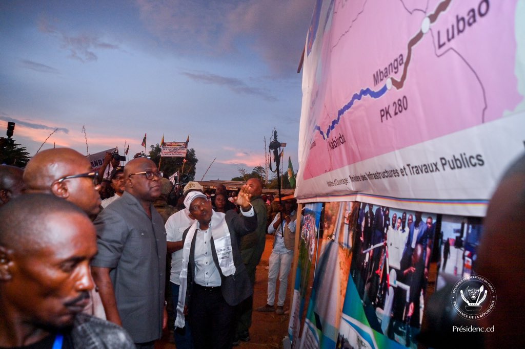 Presidence_RDC's tweet photo. #Itinerance #GrandKasai | Ce samedi à #Mbujimayi, le Président Félix Tshisekedi 
a procédé au lancement des travaux de modernisation de la route nationale No 2.  Ce tronçon long de 280 kilomètres, comprenant l’axe routier MbujiMayi-Kabinda-Mbanga sera totalement asphalté au terme du chantier. 

Bénéficiant d’un financement de la Banque mondiale, « ces travaux sont réalisés dans le cadre du Projet d'Appui à la connectivité et au transport (PACT) », a indiqué le ministre des infrastructures Alexis Gisaro. 
« Le projet PACT a pour objectif d'assurer la connectivité pérenne entre les parties centre et Est de la #RDC, à travers le bitumage des tronçons routiers MbujiMayi -Kabinda-Kasongo-Bukavu et Kanyabayonga-Butembo, sur une longueur totale de 1.180 kilomètres, pour un coût global de 1,5 milliard de dollars américains ». 

PACT est un projet routier particulier qui prévoit la pose des fourreaux de fibre optique, en même temps que la construction de la route, pour permettre une connectivité non seulement routière mais aussi numérique.