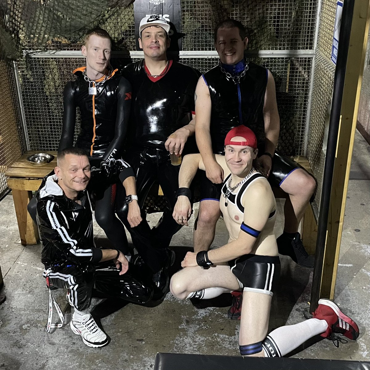 Aufpoliertund bereit … für euch. 

Bis gleich im flutschigem Rubber, sexy Neopren oder schwitzigem PVC 

<a href="/MlcUnderground/">MLC-UnderGround</a>