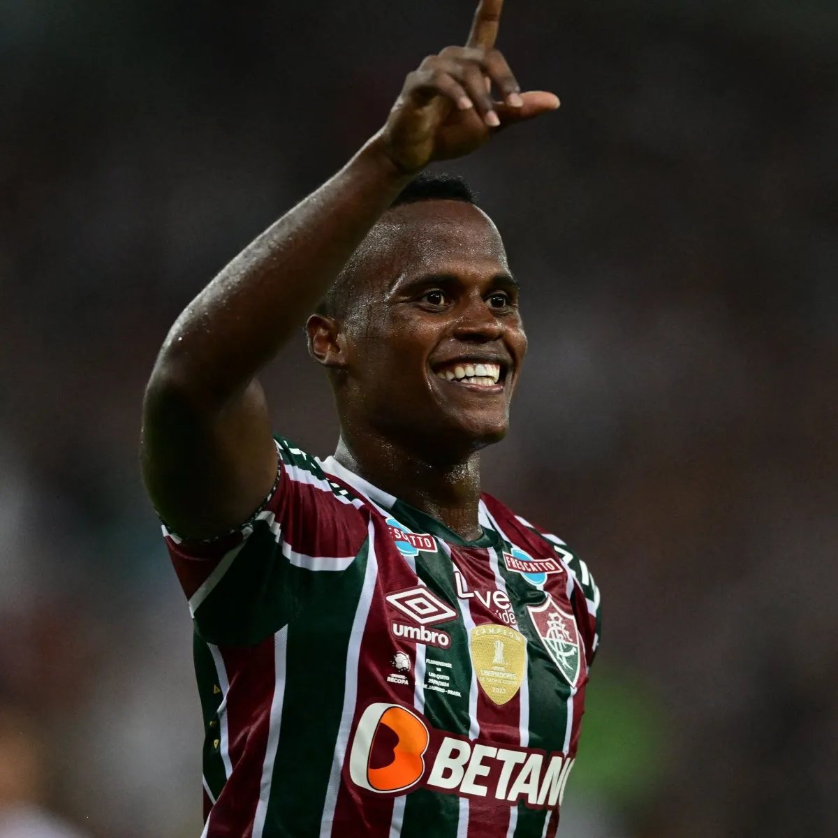 Fluminense irá enviar uma proposta de renovação para Jhon Arias nos próximos dias. O Tricolor está disposto a furar o teto salarial do clube e oferecer mais de R$ 1 milhão de salário por mês para o atacante. O Flu deseja renovar o vínculo do colombiano por mais 2 ou 3 anos.