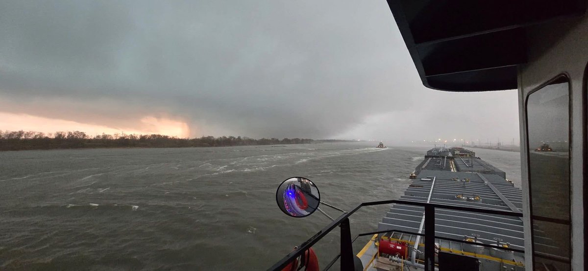 ZackFradellaWx's tweet image. Large wedge tornado crossing the Intracoastal at Port Arthur. Picture taken near West Port Arthur Bridge. 📸 Jimmie Tre #txwx #lawx