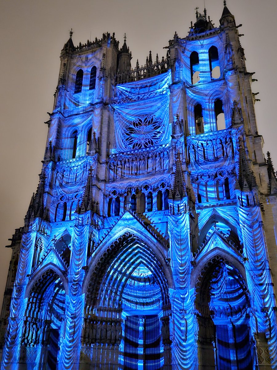 Soirée au marché de Noël d'Amiens, suivie du spectacle son et lumière sur la cathédrale Notre-Dame d'Amiens ! 🎄🤩