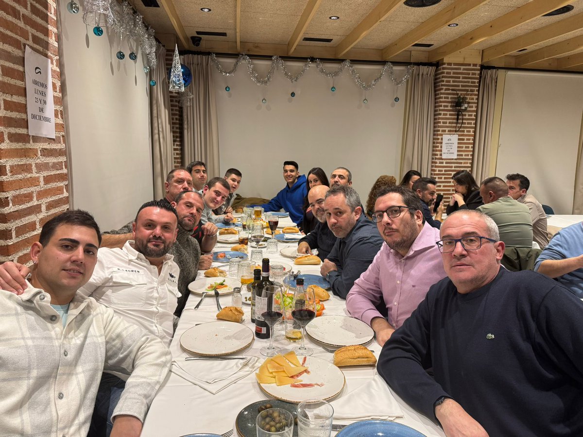 | CENA CLUB |

Otro año más en el que nuestros entrenadores se juntaron en <a href="/acebo_el/">Restaurante el Acebo</a> para celebrar la Navidad 

Como siempre espectacular el trato y la comida!!!

FELIZ NAVIDAD!!💛💛