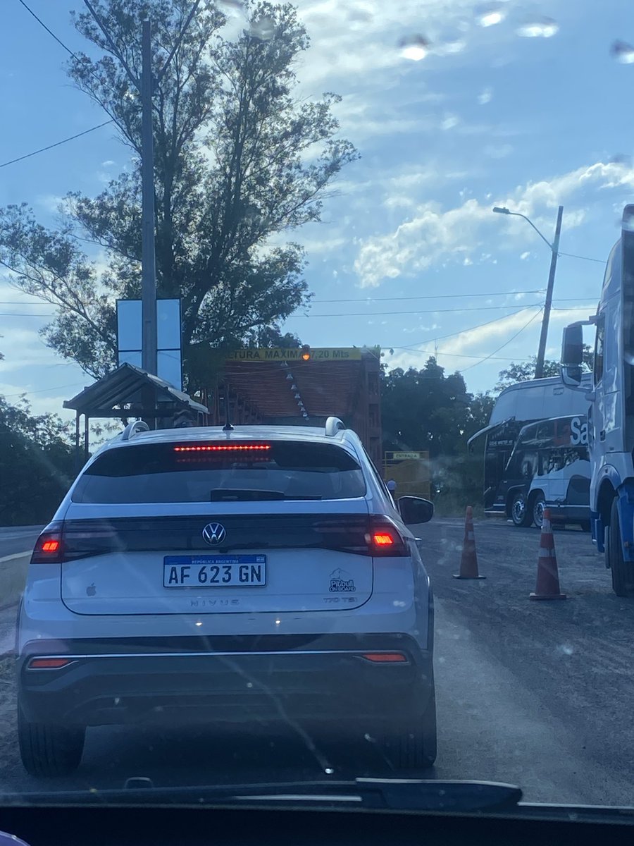 letipanambi's tweet photo. Porque tanta espera más de una hora y media en la cola esperando llegar a la Aduana Argentina para pasar a Clorinda , @ADUANAARGENTINA , no se mueve la cola es terrible esta espera https://t.co/AavKCuKKRO