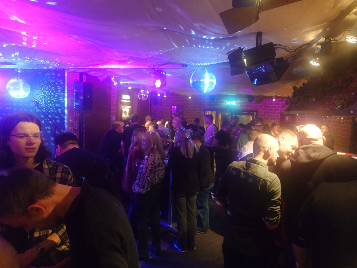 13 teams hebben hun dansschoenen aangetrokken voor de disco muziek quiz