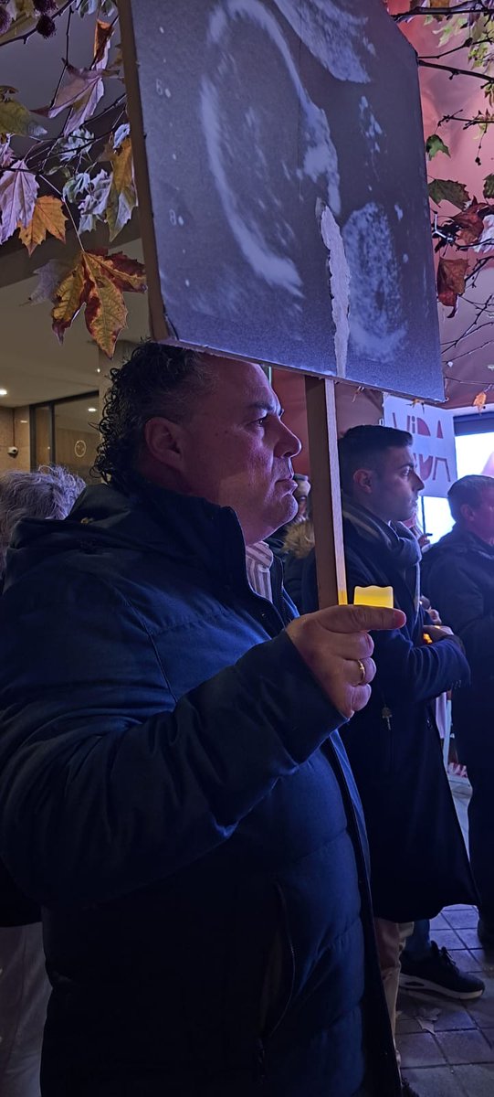 Antoniovillar73's tweet photo. 100.000 abortos en 2024 en #España🇪🇸
Sabías que #LadyMadrid @IsabelDiazAyuso ha destinado sólo este año 35.344.448,40€ en #Menas. Cuestión de prioridades.
#AbortoImpensable
#RefugioProVida
#AlumbraLaVida2024
Hemos asistido a la velada de Oración frente al abortorio #Dator https://t.co/Q1ZluqhUzS