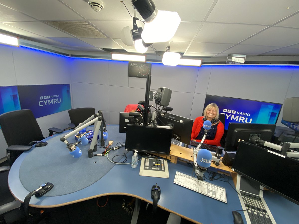 Shifft 9pm tan 12am ar <a href="/BBCRadioCymru/">Radio Cymru</a> heno ma yn y stiwdio newydd sbon sgleiniog yma!  xx