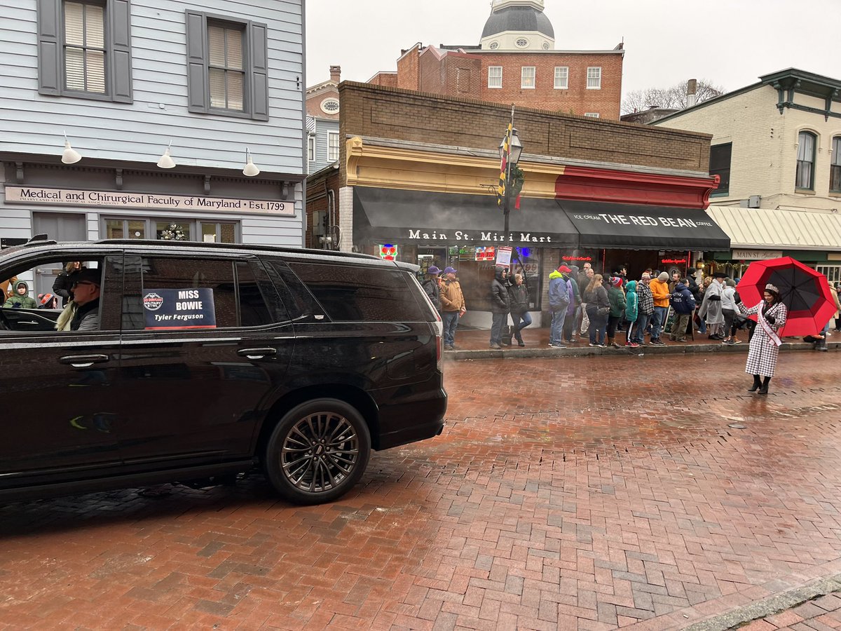 dustinlevy's tweet photo. @JunksRadio How about a Miss Bowie sighting at the #MilitaryBowl parade? https://t.co/zOuhJ2NkRV