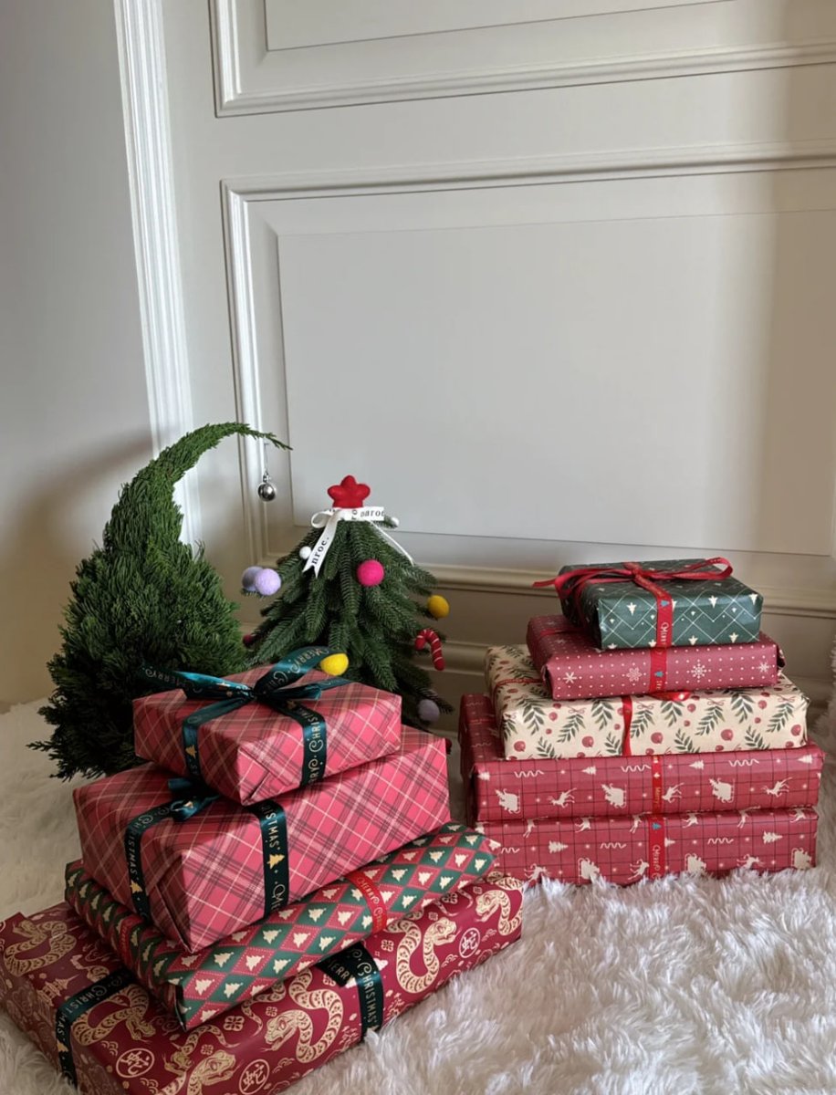 MuseInMotionV's tweet image. With Santa gone, the presents unwrapped, and the house quiet, it's not just the decorations we put away, and the inconsequential worries.But what is most precious are the memories of being with family and friends.That happiness is more important than all the Christmas…