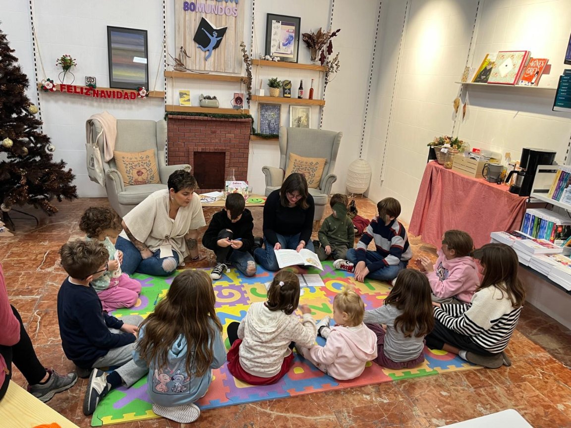 arjephilo's tweet photo. Presentación: "Calista. La importancia del yo y de la libertad" en @Libreria80Mundo con Eloísa Ros, psicóloga en atención temprana y cuentoterapia.

Reflexionamos sobre la identidad:
"La identidad es aquello que uno mismo posee, es única y es lo que hace que seas persona." https://t.co/mVje4nnNUS
